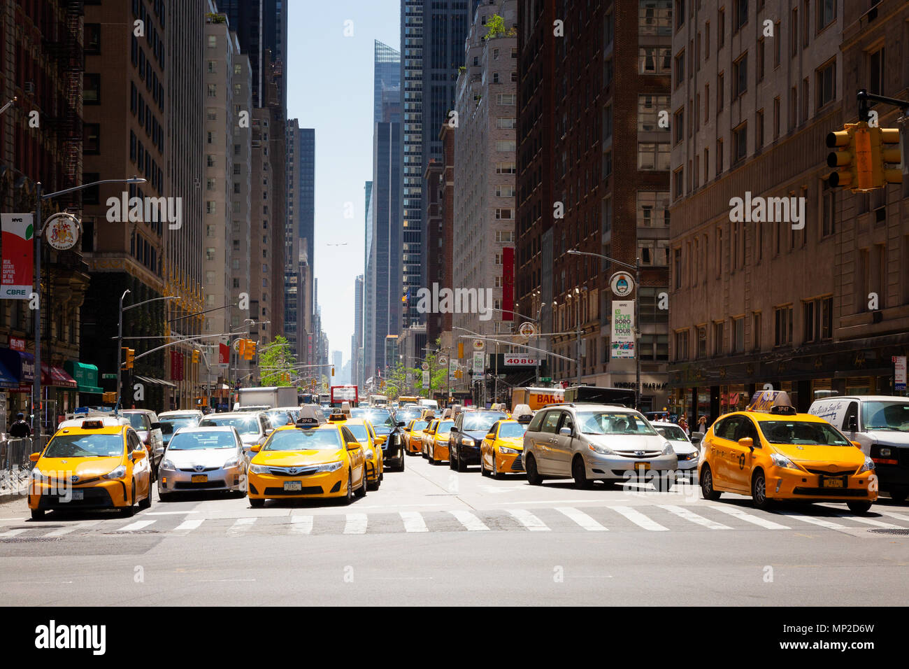 5e Avenue New York les taxis et de trafic vu à de Central Park, New York City USA Banque D'Images
