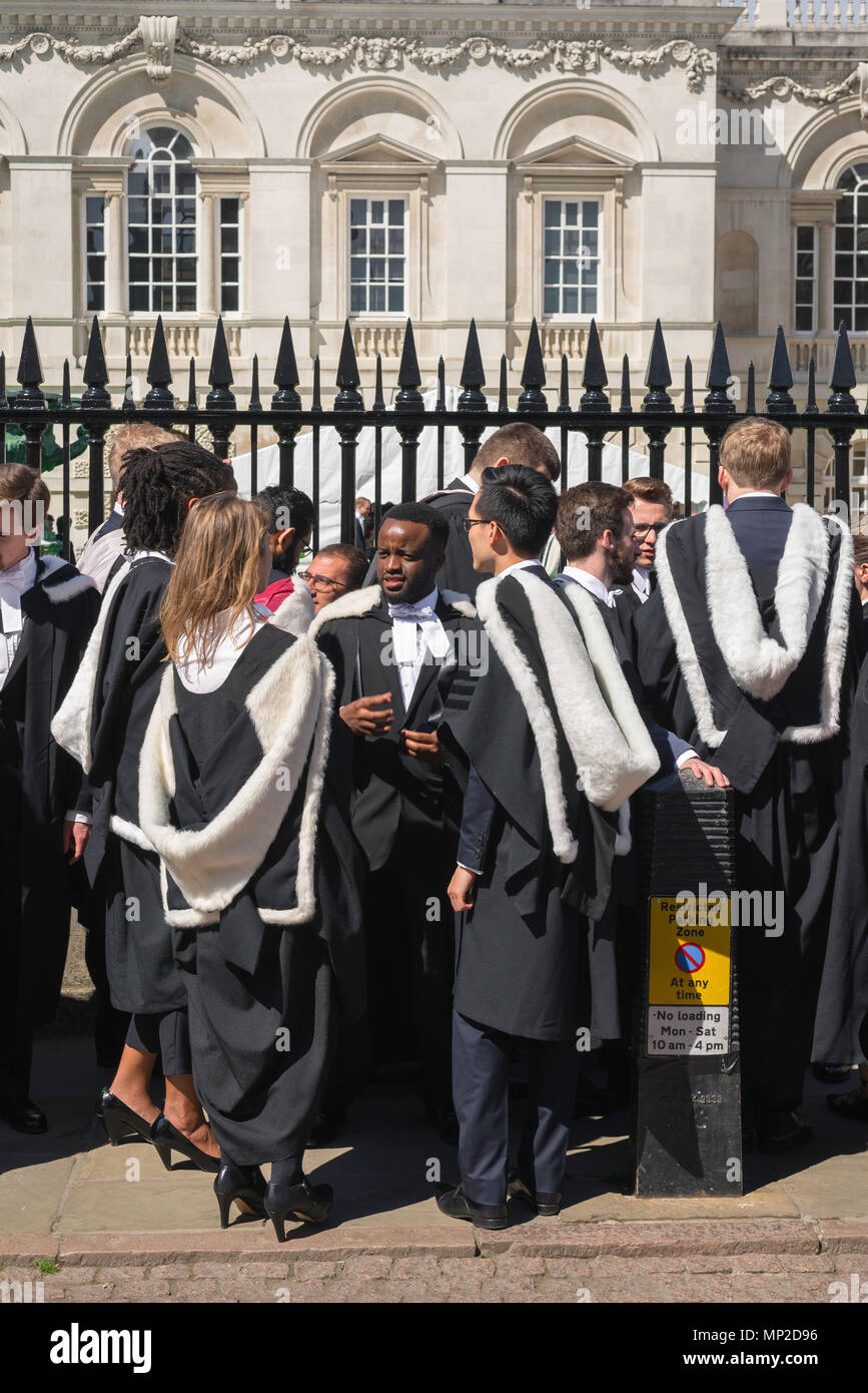 Cérémonie de remise des diplômes, les étudiants de l'Université de Cambridge s'aligner à l'extérieur de la Chambre du Sénat avant de l'inscrire pour recevoir leurs diplômes, England, UK Banque D'Images