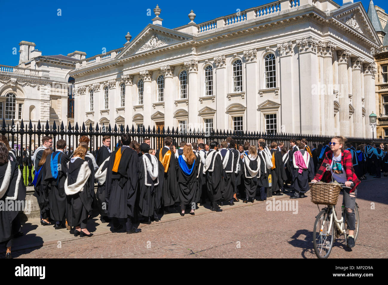 Étudiants, vue des étudiants de premier cycle portant des robes de cérémonie dont les hottes colorées identifient l'université qu'ils ont fréquenté, Cambridge, Angleterre, Royaume-Uni Banque D'Images