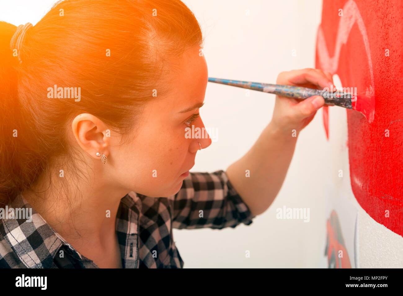 Jeune Femme Brune Artiste En Chemise à Carreaux Sappuie Sur