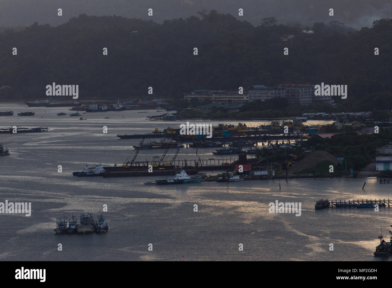 Les navires de marchandises et des bateaux de pêche sont amarrés à Sandakan Bay sur l'île de Bornéo, dans l'Etat malais de Sabah. Banque D'Images