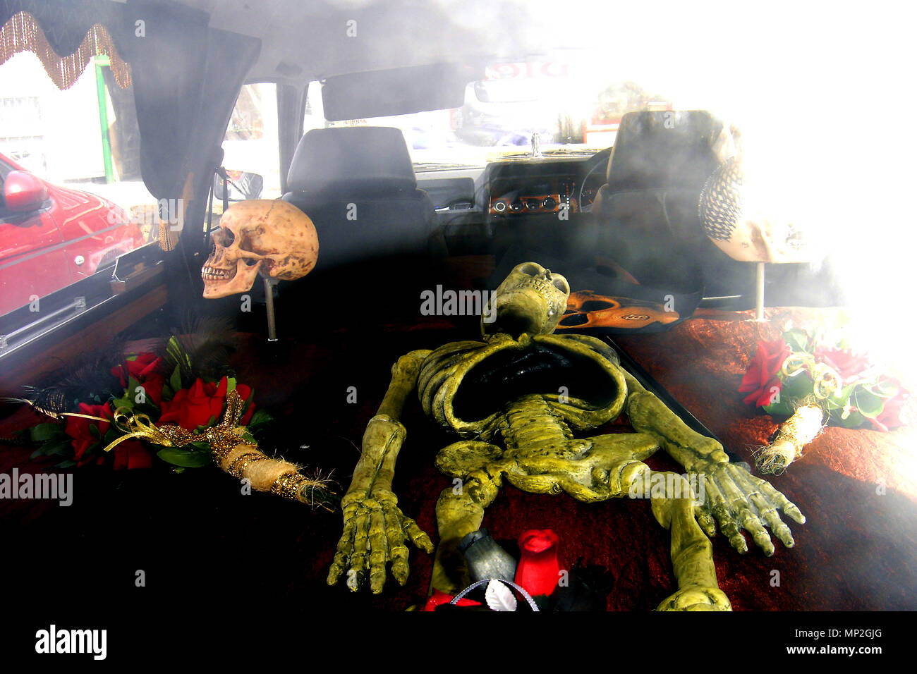 Corbillard - SPOOKY affichant des crânes, des squelettes et des cadavres à l'assemblée annuelle du festival Goth à Whitby, dans le Yorkshire, UK Banque D'Images