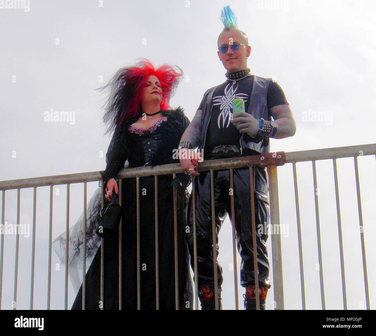-Gothique punk costumes contrastés à l'assemblée annuelle du festival Goth à Whitby, dans le Yorkshire, UK Banque D'Images