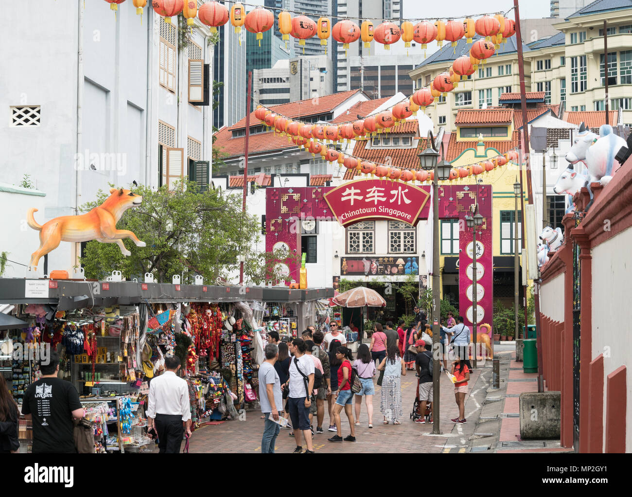 Singapour - 23 Avril 2018 : les touristes déambulant dans les différents étals de souvenirs dans le quartier chinois de Singapour en Asie du sud-est. Banque D'Images