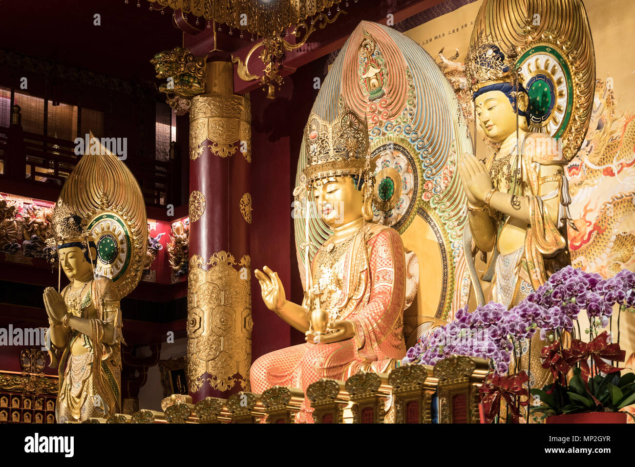 Singapour - 23 Avril 2018 : l'intérieur du richely orné Buddha Tooth relic temple dans le quartier chinois de Singapour en Asie du sud-est. Banque D'Images