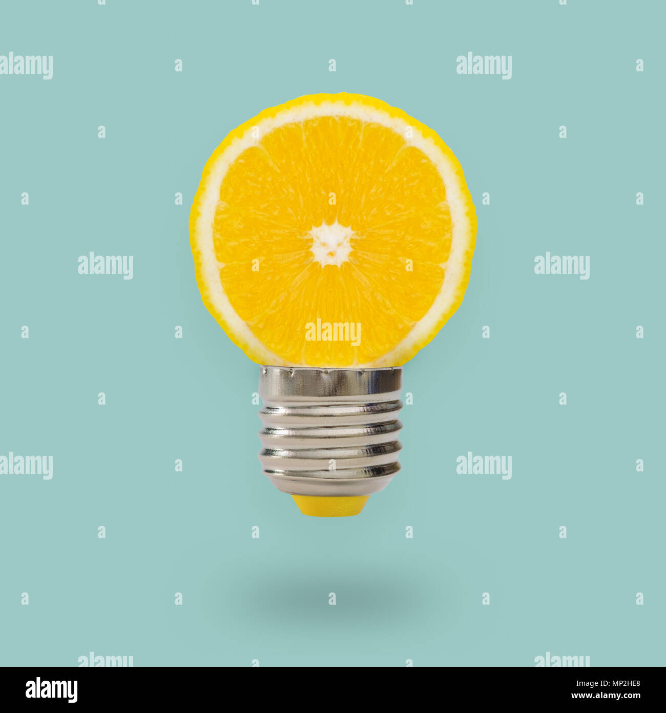 Citron jaune lumineux ampoule sur fond bleu. Concept d'été Banque D