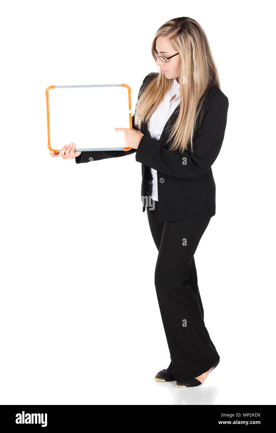 De belles jeunes femmes d'confiant portant des lunettes et un costume noir avec une chemise col blanc. Elle tient un petit panneau blanc. Banque D'Images