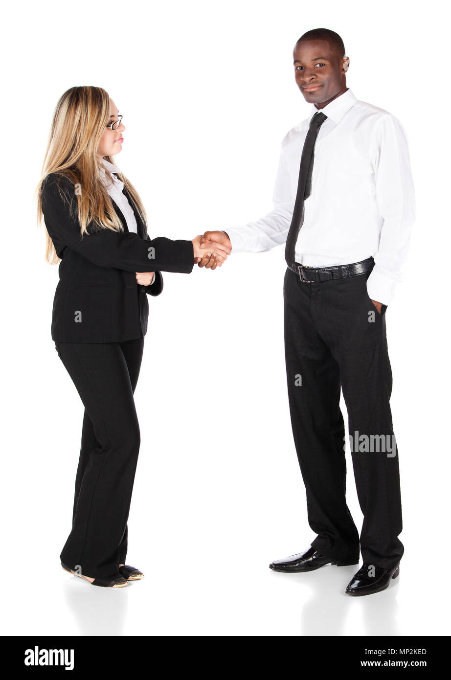 De belles jeunes femmes d'confiant portant des lunettes et un costume noir avec une chemise col blanc et beau black african businessman sha Banque D'Images