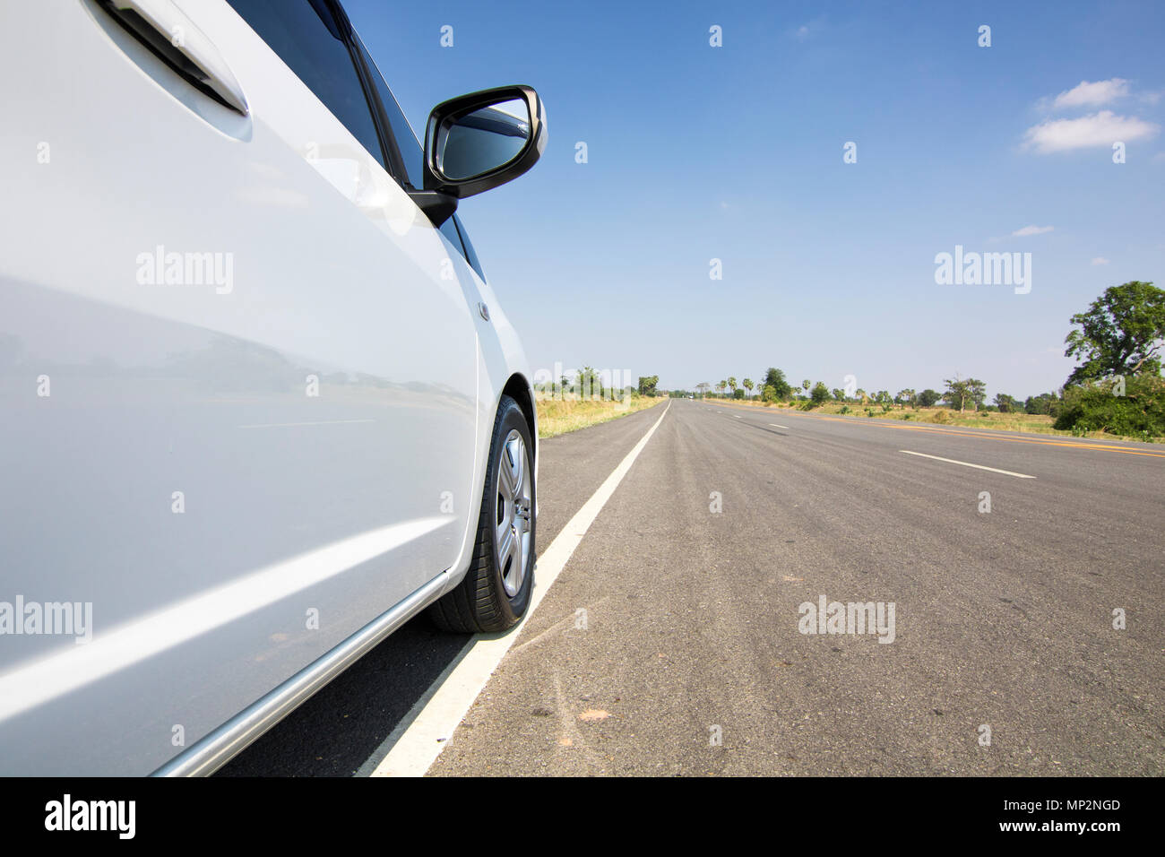 Voiture sur route avec ciel bleu, concept que les voyages et la vie de Banque D'Images