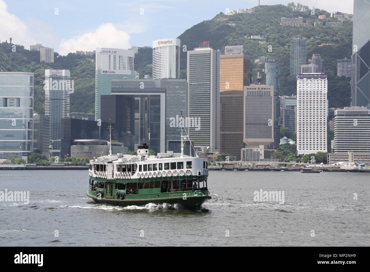 Une Star Ferry transportant des passagers sur le port de Victoria à partir de l'île de Hong Kong à Kowloon. Banque D'Images