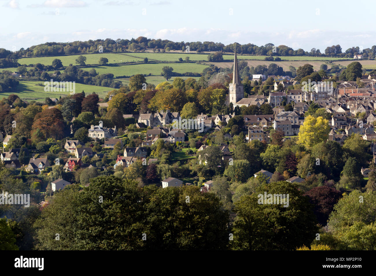 Premiers signes de l'automne couleur dans les arbres autour de la pittoresque village de Cotswold Painswick, Gloucestershire, Royaume-Uni Banque D'Images