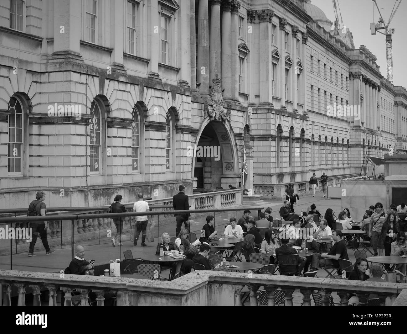 Londres - le 21 mai 2018 : ( Image modifiée numériquement à monochrome ) Vue générale du Somerset House qui est un grand bâtiment néoclassique sur le sud Banque D'Images