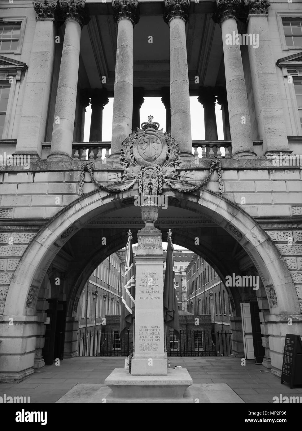 Londres - le 21 mai 2018 : ( Image modifiée numériquement à monochrome ) Vue générale du Somerset House qui est un grand bâtiment néoclassique sur le sud Banque D'Images