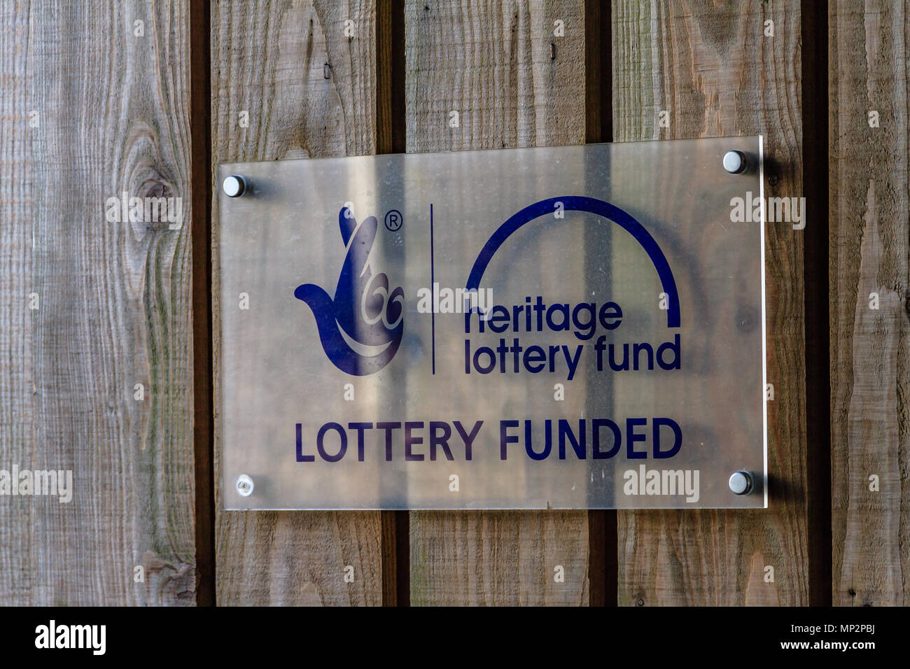 Heritage Lottery Fund financé loterie signe sur une clôture en bois Banque D'Images