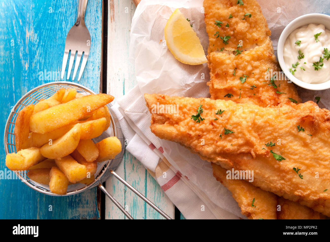 Close up battered fish and chips avec sauce mayonnaise Banque D'Images