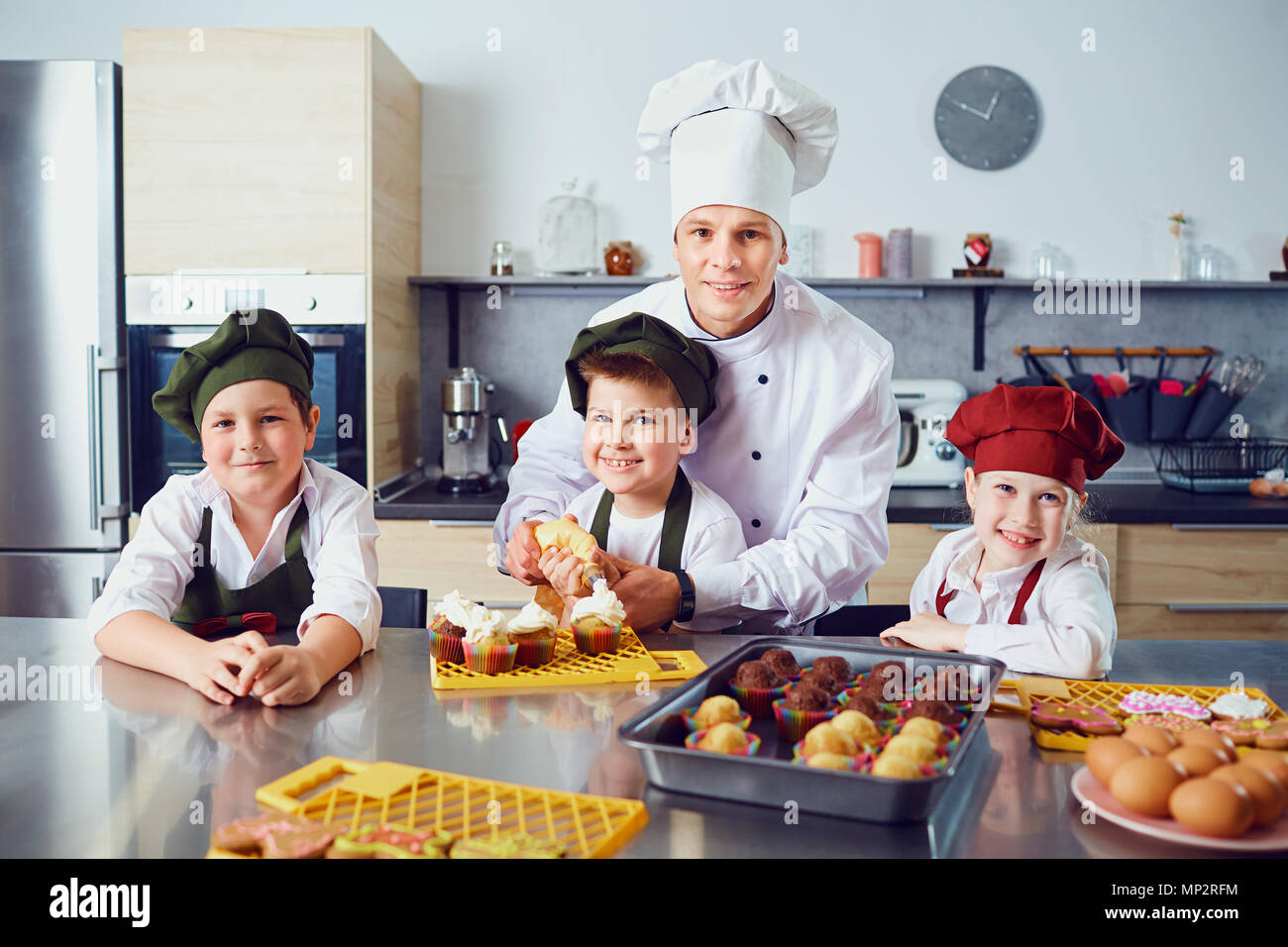 Les enfants apprennent à cuisiner dans la salle de classe dans la cuisine Banque D'Images