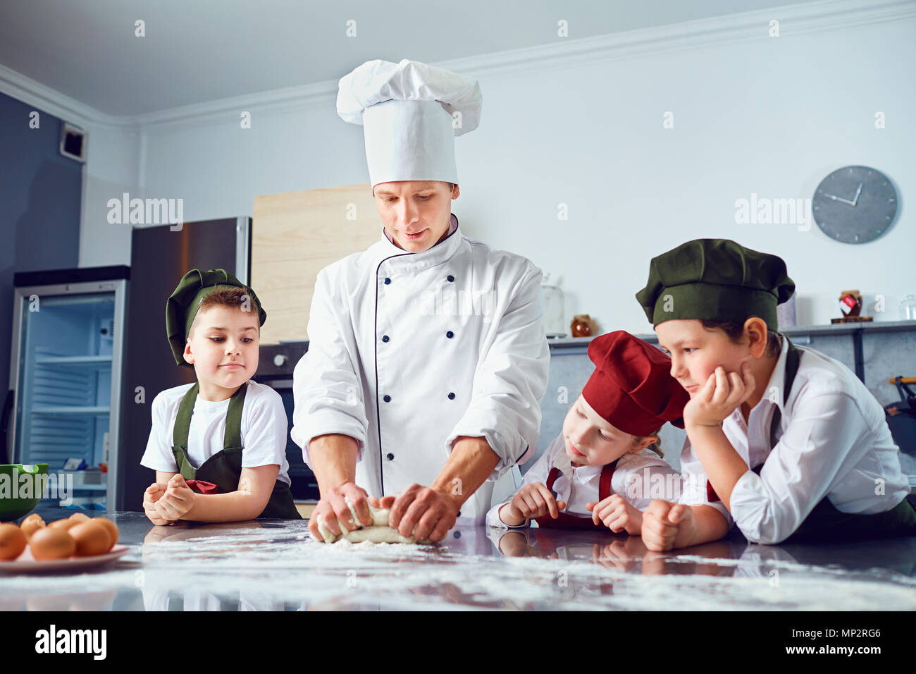 Les enfants apprennent à cuisiner dans la salle de classe dans la cuisine Banque D'Images