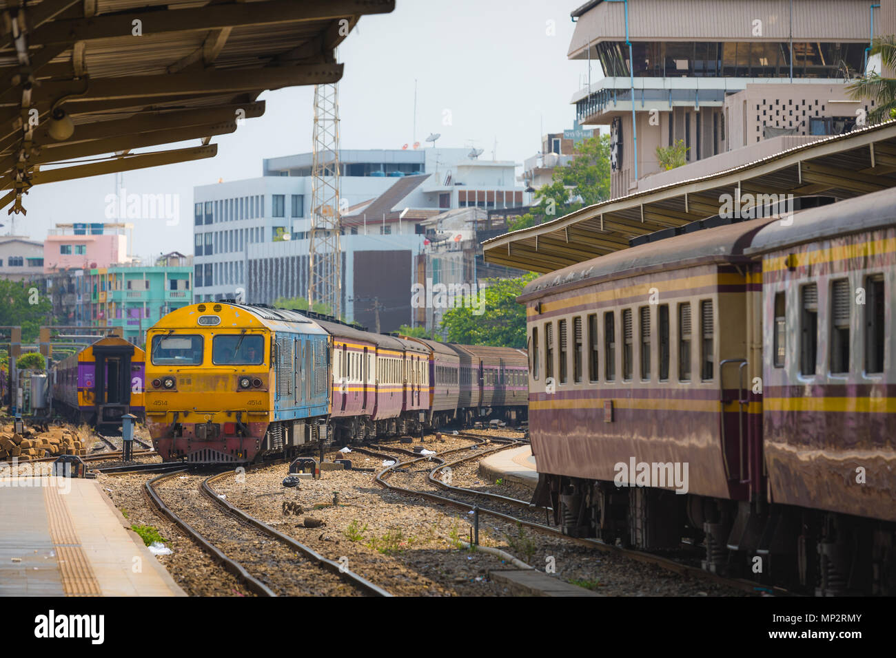 BANGKOK , Thaïlande- Mai 04,2017 : Trains attend à une plate-forme de la gare de Hua Lamphong à Bangkok au cours de jour Banque D'Images