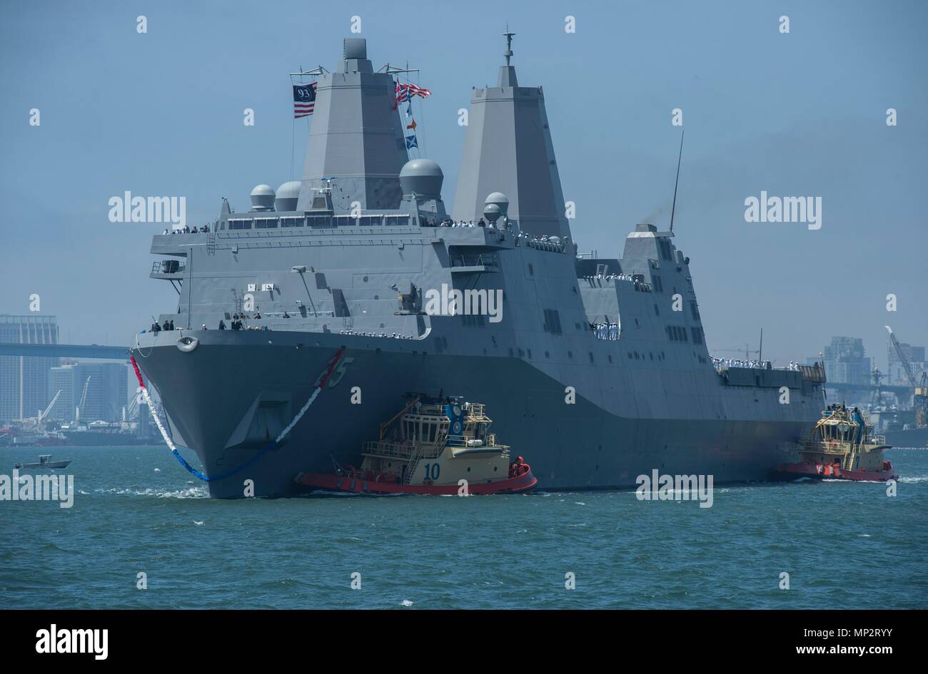 La Marine américaine San Antonio-classe de transport amphibie USS dock Somerset arrive à la base navale de San Diego, le 21 avril 2014 à San Diego, Californie. (Photo de Eric Planetpix coffret via) Banque D'Images