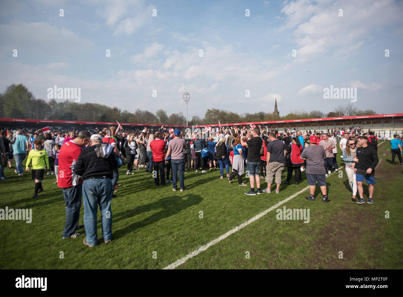 Salford City FC fans envahissent le terrain après que l'équipe gagne le Vanorama Nord 2017/18 Ligue Nationale. Banque D'Images