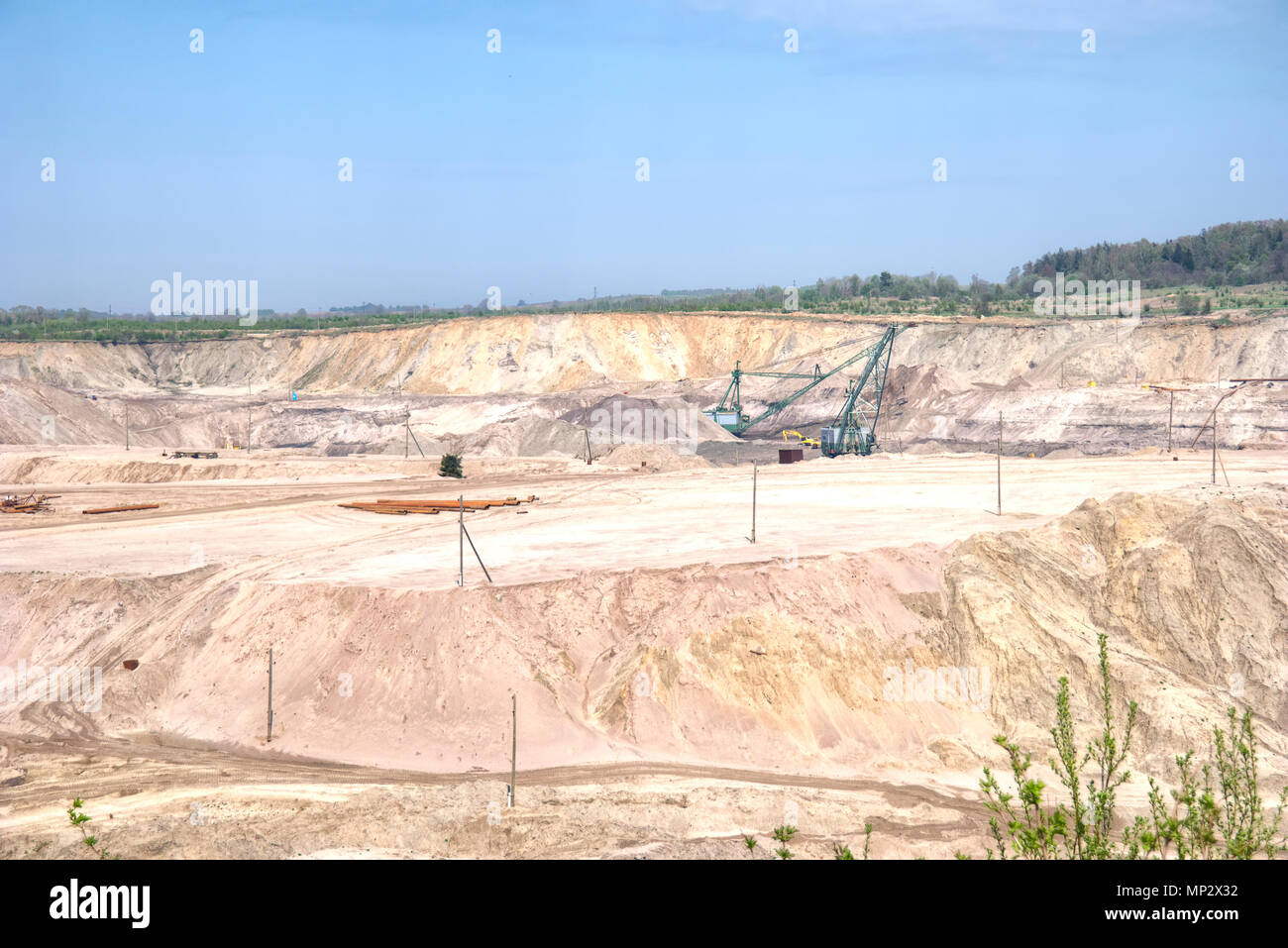 Fouille de la moissonneuse-batteuse d'Ambre ambre pour l'extraction de pierre de soleil. Le village de Yantarny Banque D'Images