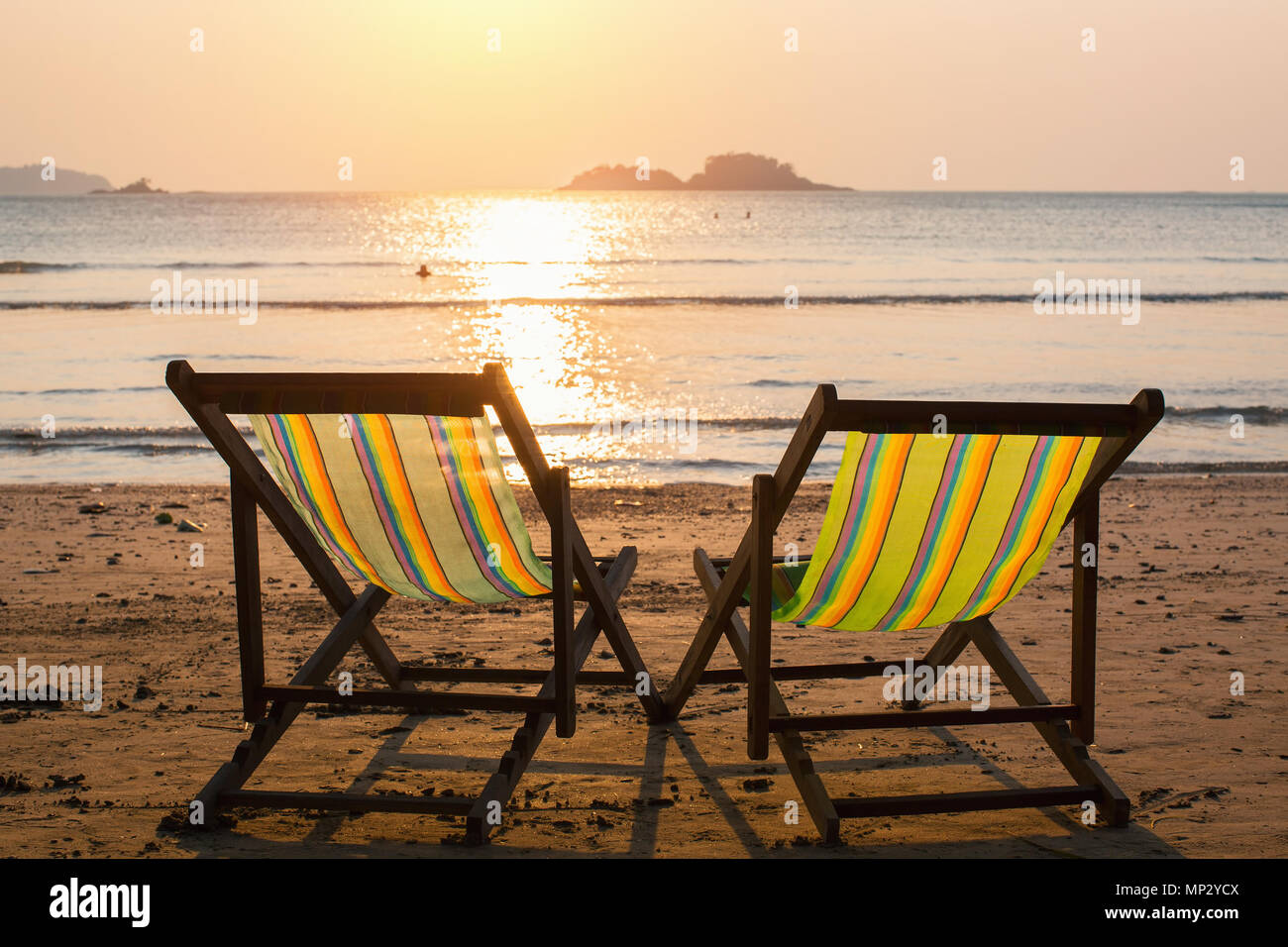 Couple de chaises sur sunset beach. Banque D'Images