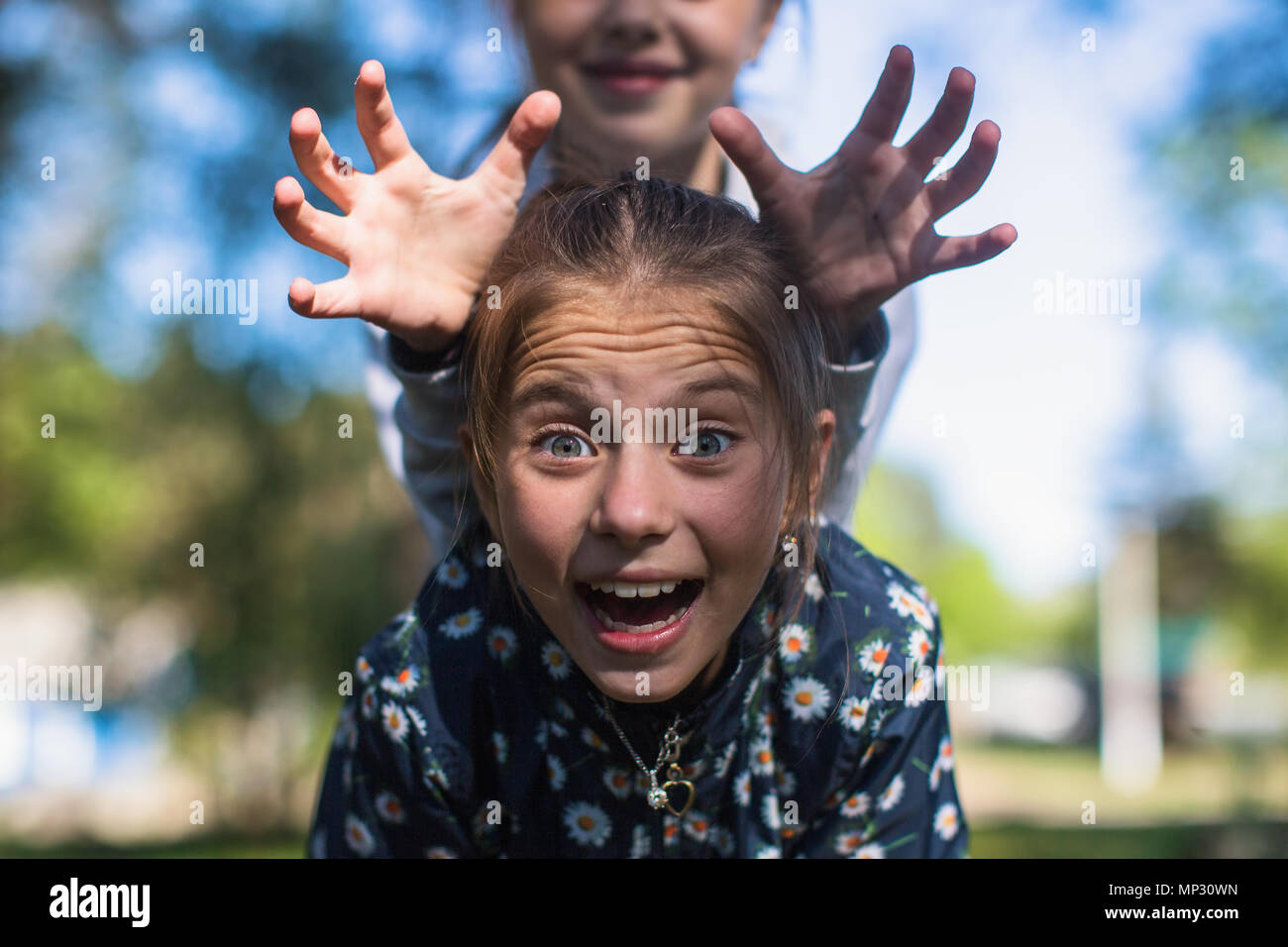 Deux soeurs filles adolescents s'amusant à l'appareil photo. Banque D'Images