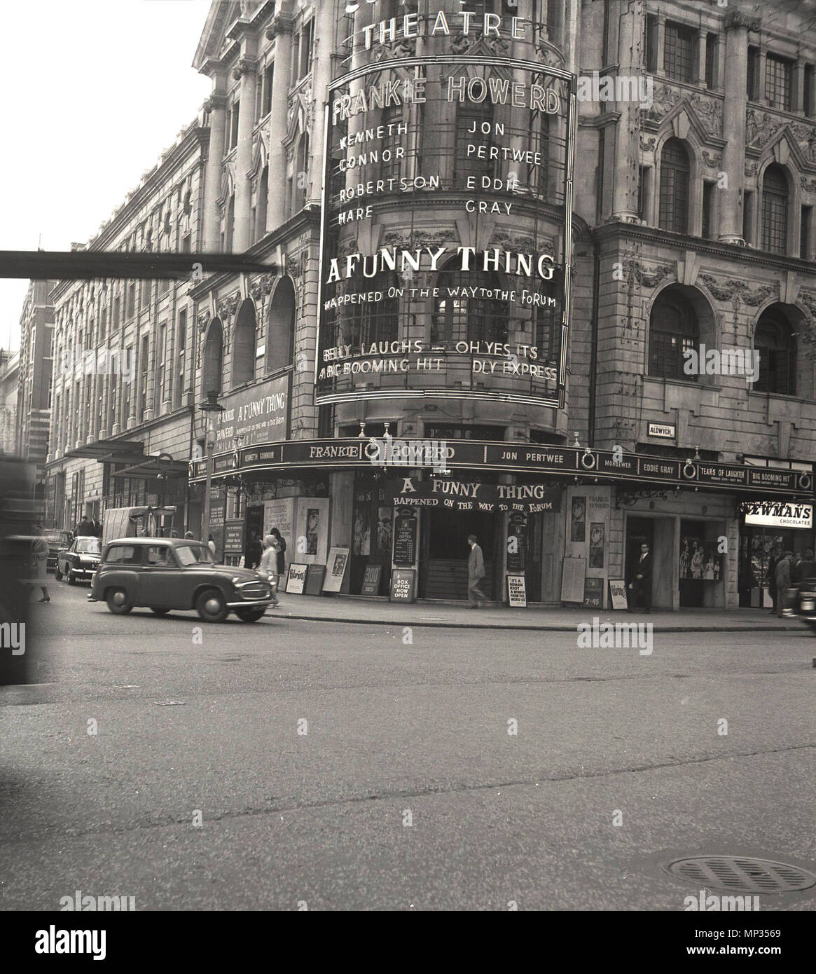 1963, tableau historique du West End de Londres, montrant l'extérieur de la Strand Theatre à l'Aldwych, qui est mise en scène, "A Funny Thing Happened on the Way to the Forum', une comédie musicale de vaudeville par compositeur et parolier américain Stephen Sondheim, avec l'acteur Britannique et du comédien Frankie Howerd. La comédie musicale est un grand succès et a duré près de deux ans. Banque D'Images