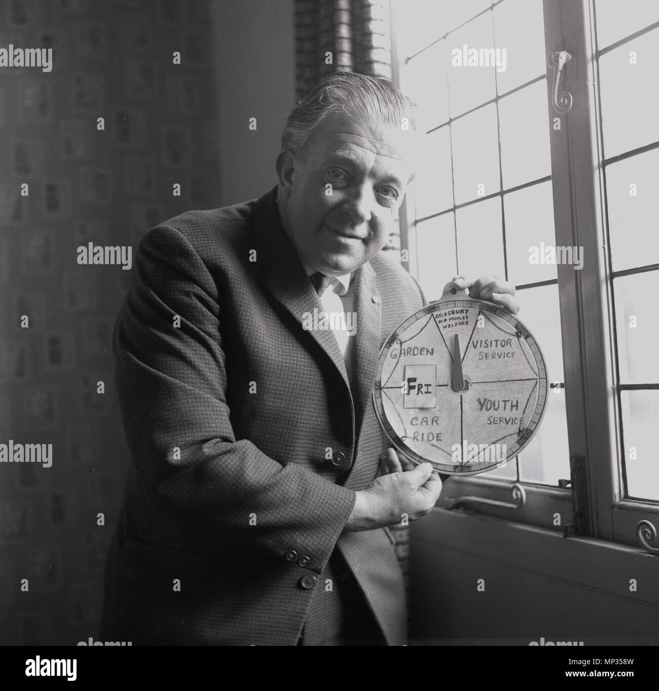 60. l'homme contient jusqu'art des enfants montrant les différentes activités d'Aylesbury conseil, avec le vendredi étant jour de bien-être des peuples anciens, Aylesbury, Buckinghamshire, Angleterre, Royaume-Uni. Banque D'Images