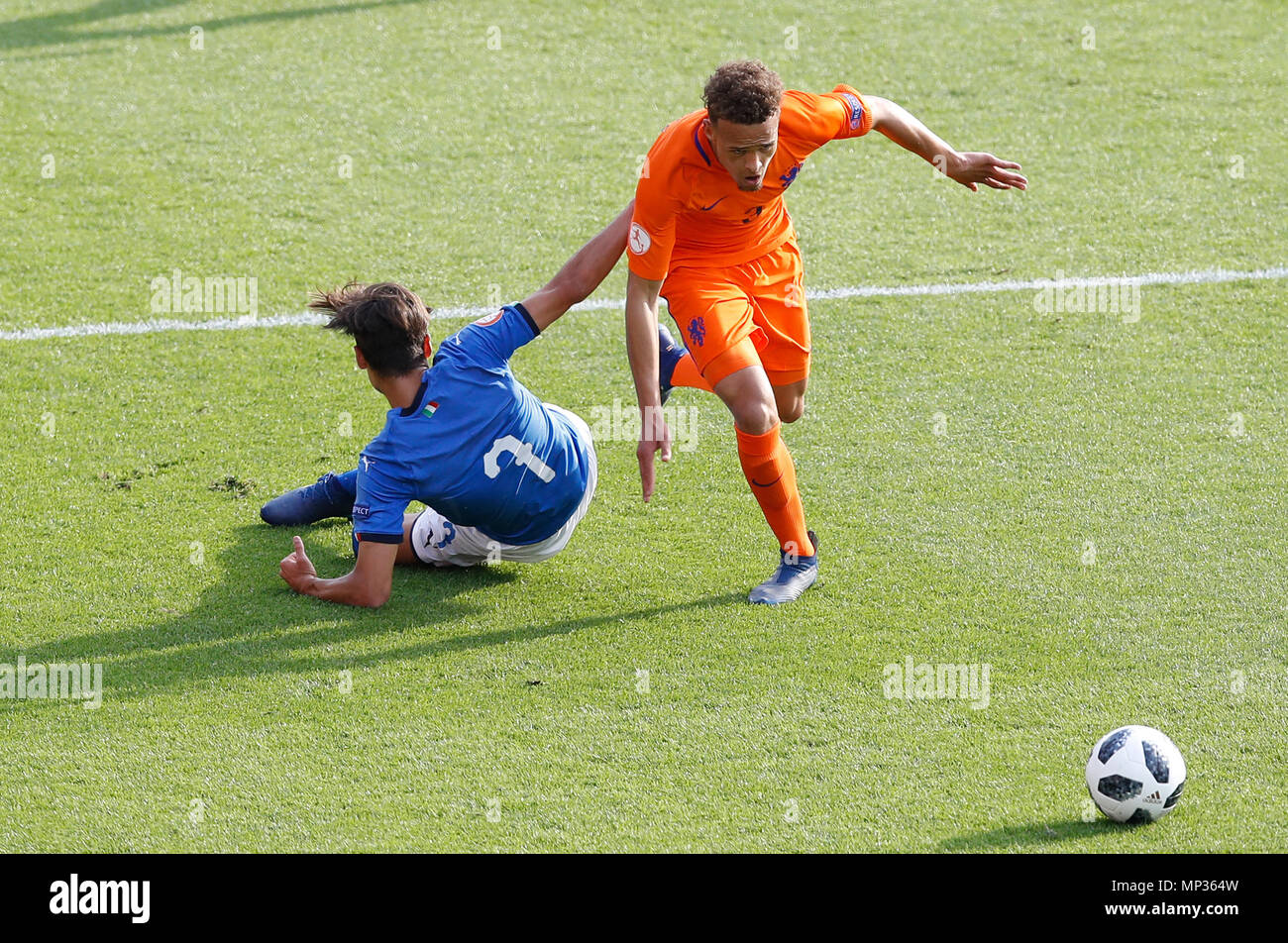 L'Italie Samuele Ricci (à gauche) et Liam Van Gelderen des Pays-Bas bataille pour la balle durant le championnat d'Europe U17 à la finale AESSEAL New York Stadium, Rotherham. Banque D'Images