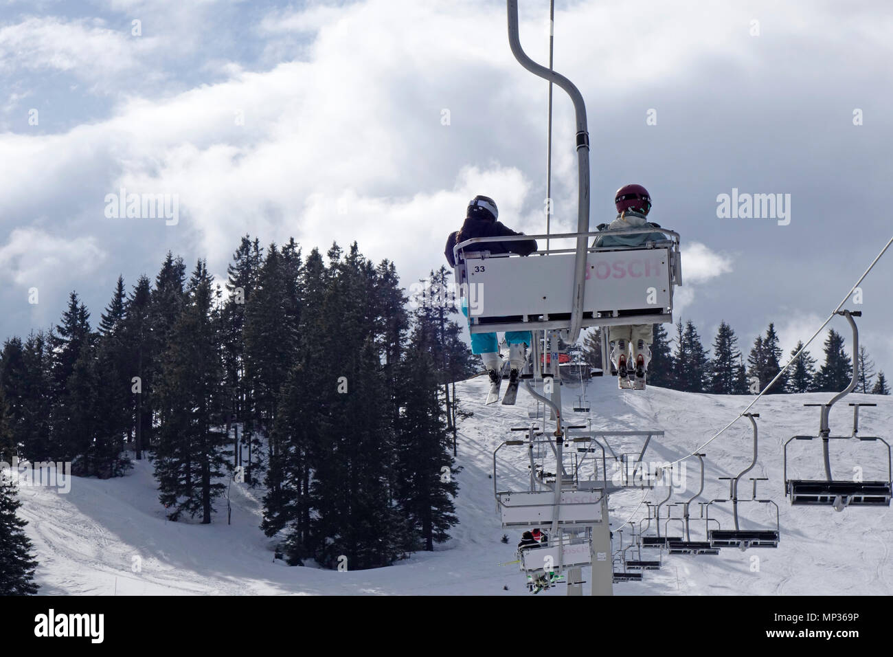 Un couple a un tour avec un télésiège. Banque D'Images