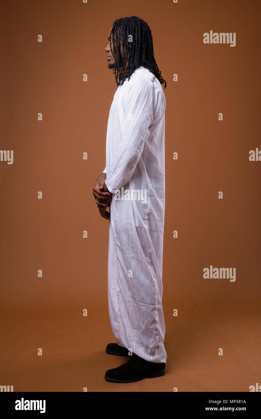 Beau jeune homme portant des vêtements traditionnels africains Banque D'Images