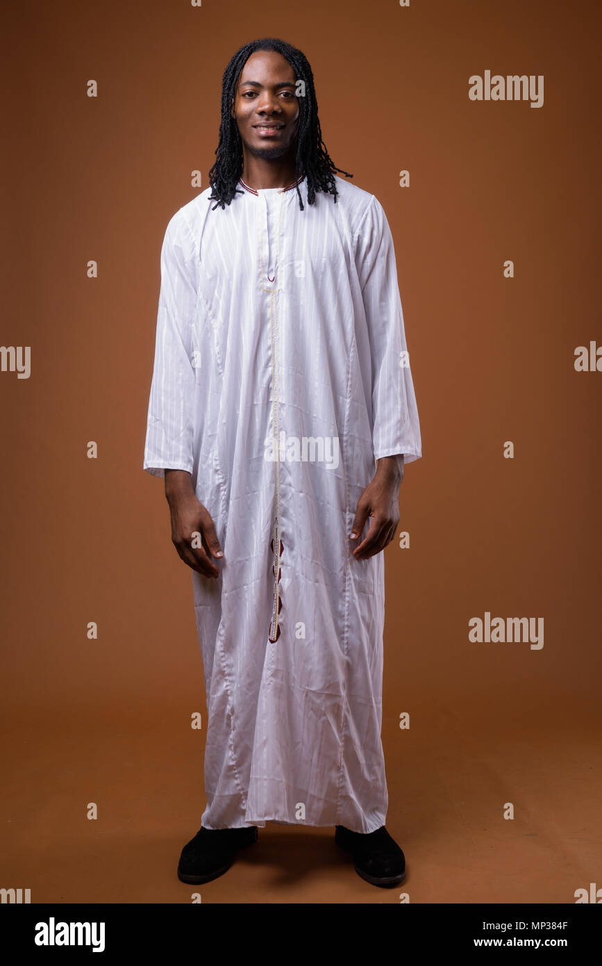 Beau jeune homme portant des vêtements traditionnels africains Banque D'Images