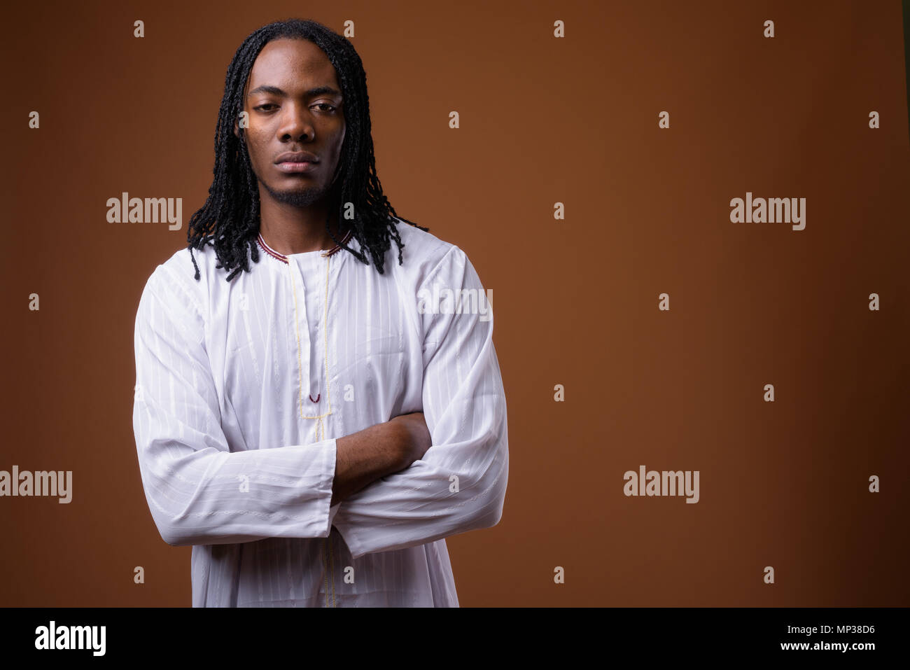 Beau jeune homme portant des vêtements traditionnels africains Banque D'Images