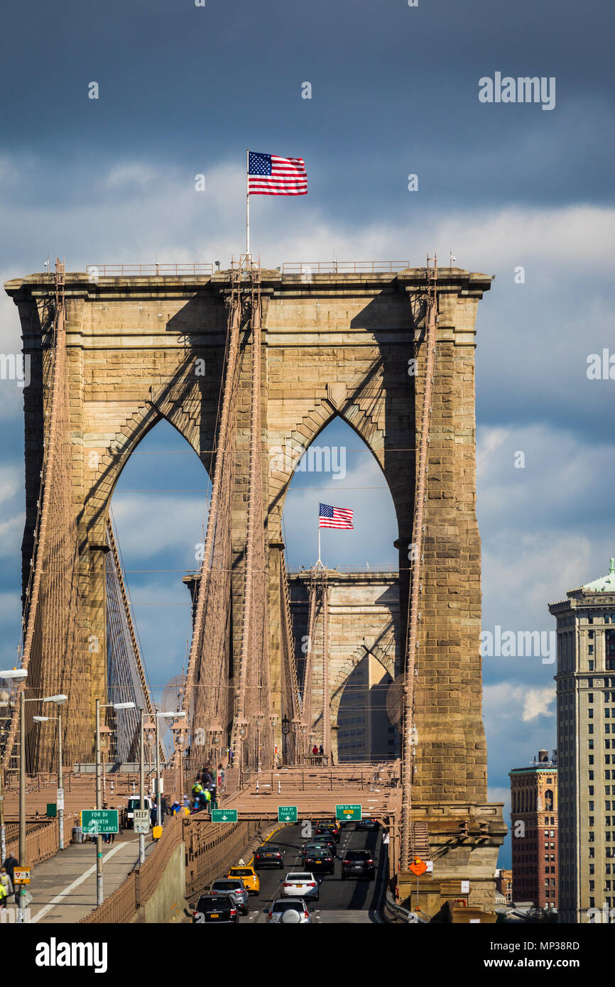 Drapeaux Américains volent au-dessus du pont de Brooklyn à New York City, USA. Banque D'Images