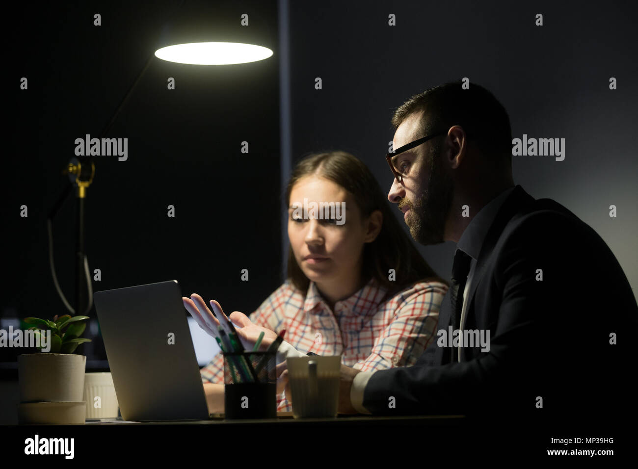 Travailleur homme expliquant les plans de marketing à femelle coworker Banque D'Images