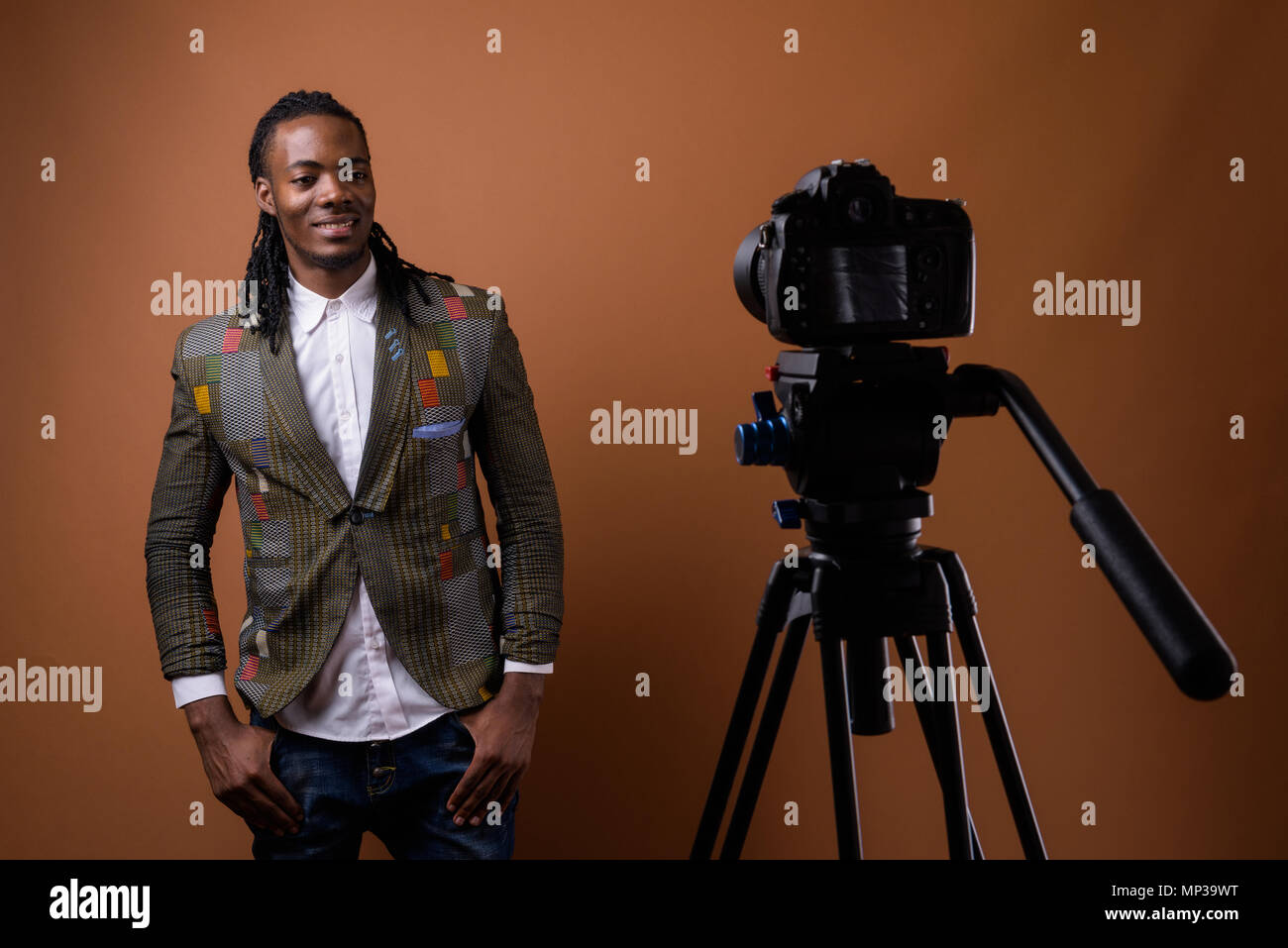 Beau jeune homme d'Afrique contre fond brun Banque D'Images