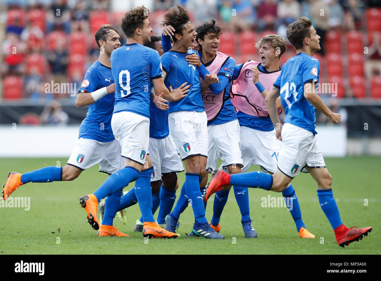 L'Italie Samuele Ricci (centre) célèbre marquant son but premier du côté du jeu au cours de l'UEFA U17 à la finale du Championnat AESSEAL New York Stadium, Rotherham. Banque D'Images