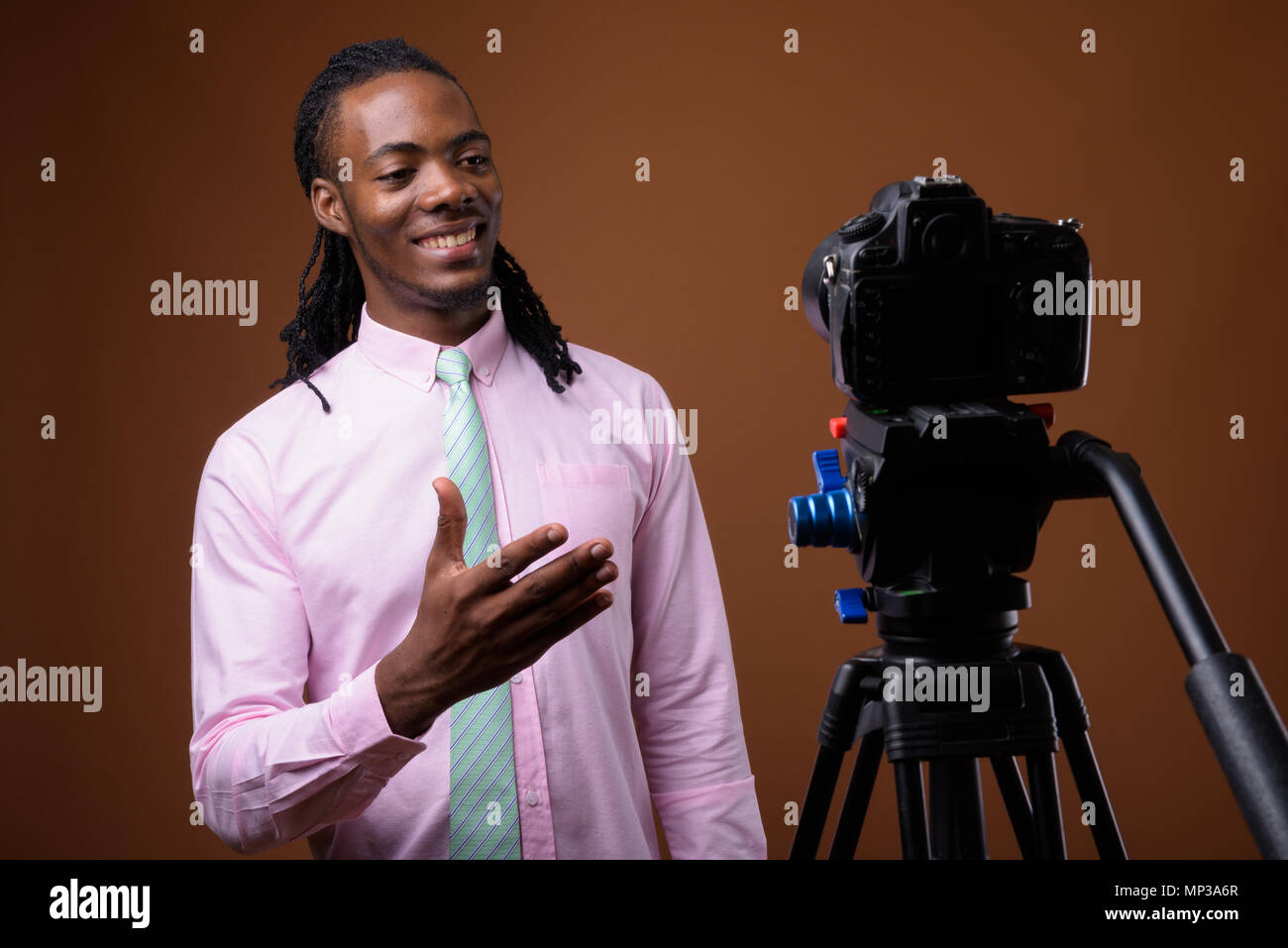 Beau jeune homme d'Afrique contre fond brun Banque D'Images