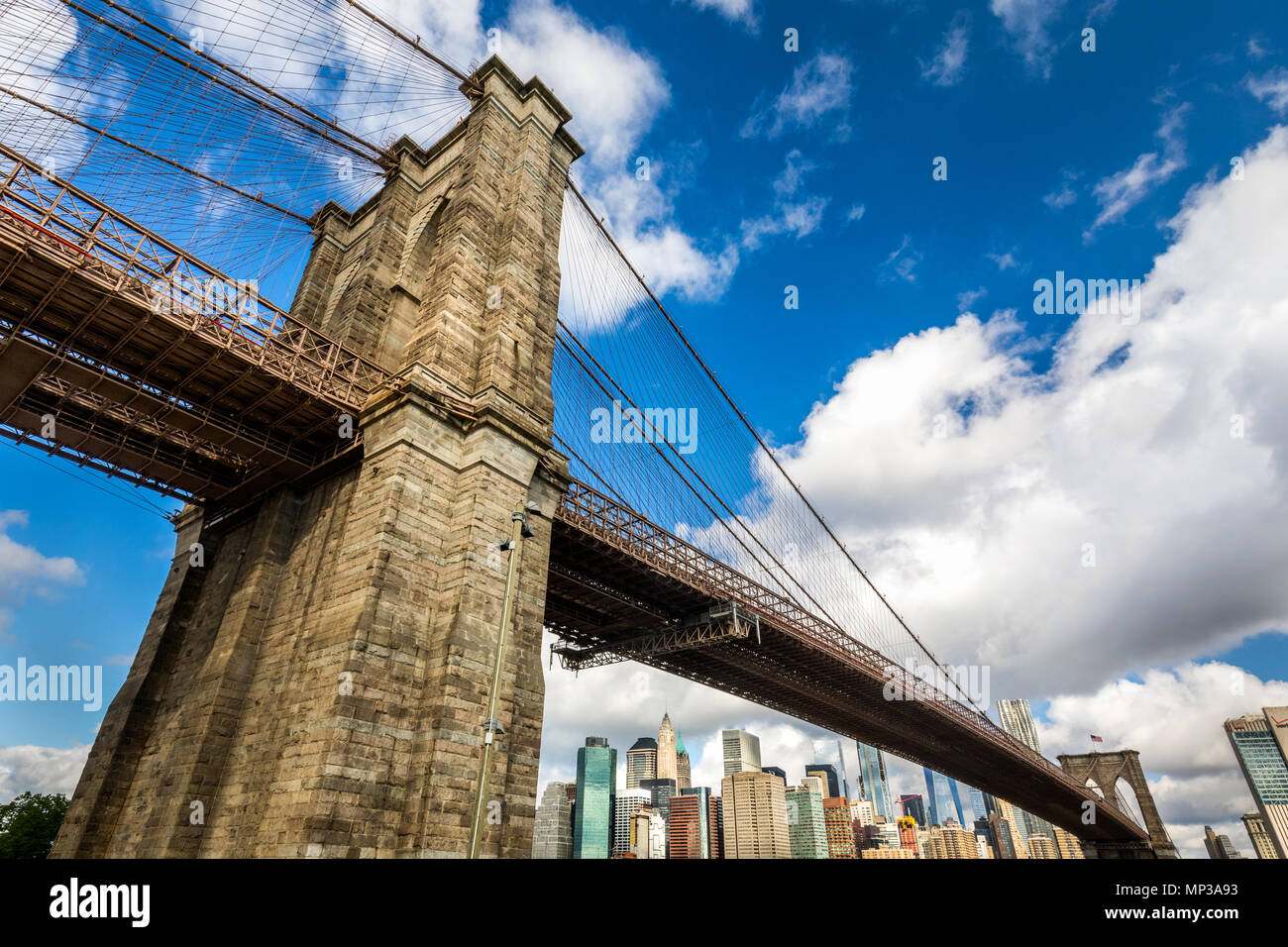 Manhattan skyline sous l'immense pont de Brooklyn à New York City, USA. Banque D'Images