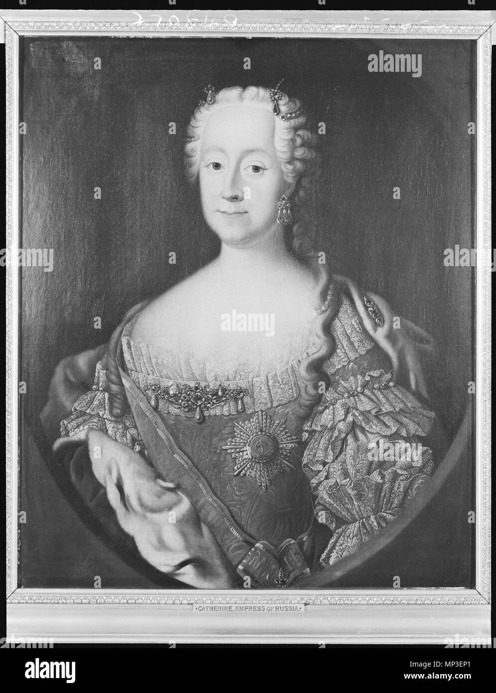 . Portrait connu dans la Collection royale de la Grande-Bretagne en tant que "Catherine II, impératrice de Russie (1729-1796)" selon l'inscription sur son parapet. Mais s'il vous plaît noter l'1740-1750s style de peinture et dressing - outre le trop grand âge de la gardienne et l'absence de similitude avec les portraits connus de Catherine II dans ces dernières années. Il y a le portrait gravé de sa mère Johanna Elisabeth de Holstein-Gottorp, faite par Johann Martin Bernigeroth en 1756 après l'Anna Rosina de Gasc's portrait peinture, qui est trop similaire à cette image d'huile. Anna Rosina de Gasc (née Lisiewski) a également peint Banque D'Images