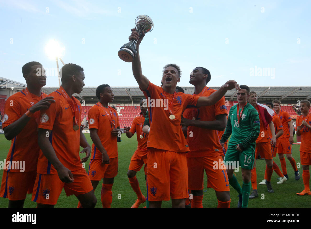 Pays-bas Van Gelderen' Liam soulève le trophée au cours de l'UEFA U17 à la finale du Championnat AESSEAL New York Stadium, Rotherham. Banque D'Images