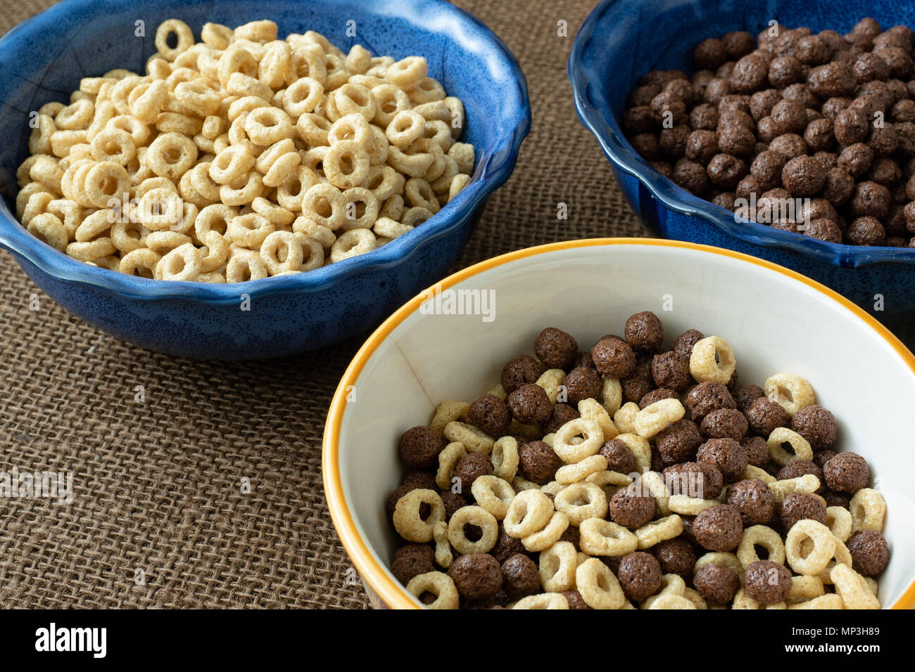 Ensemble de divers bol de céréales pour le petit déjeuner. Anneaux de maïs avec du chocolat et des céréales. Banque D'Images