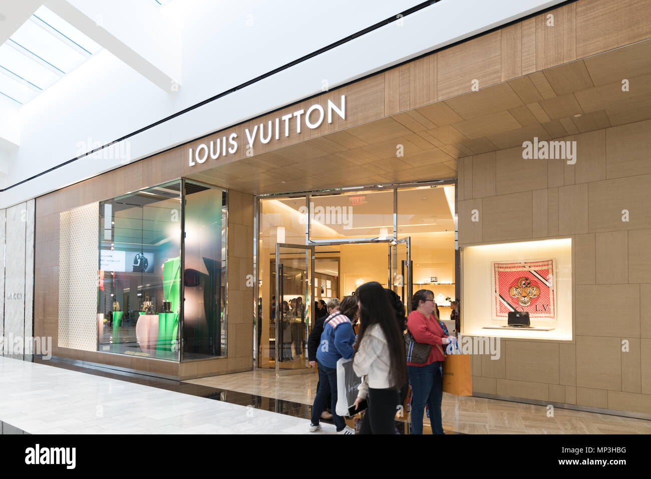 Philadelphie, Pennsylvanie, le 19 mai 2018 : l'intérieur du magasin Louis Vuitton à King of Prussia Mall. Louis Vuitton est une maison de mode et de luxe société de vente au détail Banque D'Images