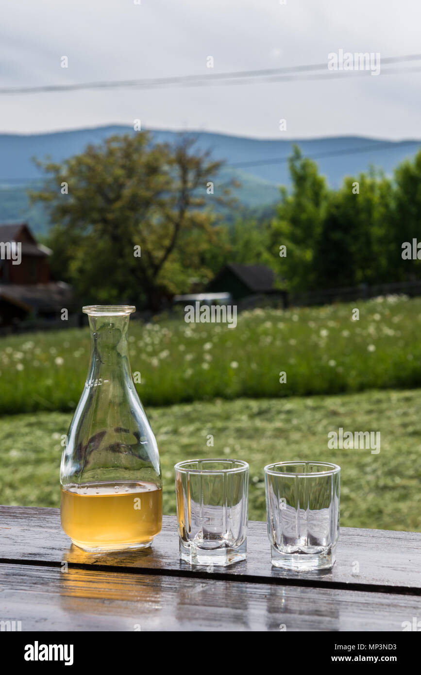 Vin de miel jaune doux meade dans beau paysage de montagnes. Prêt à boire. Banque D'Images