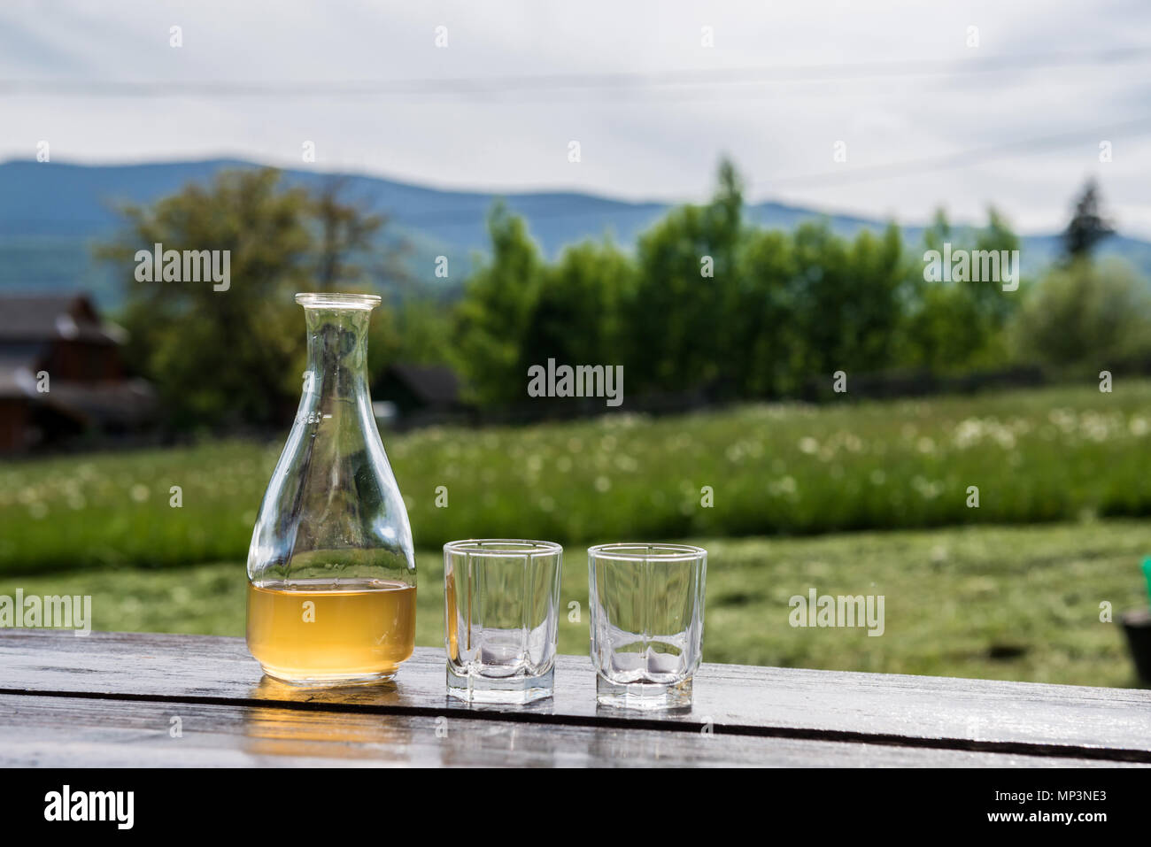 Vin de miel jaune doux meade dans beau paysage de montagnes. Prêt à boire. Banque D'Images