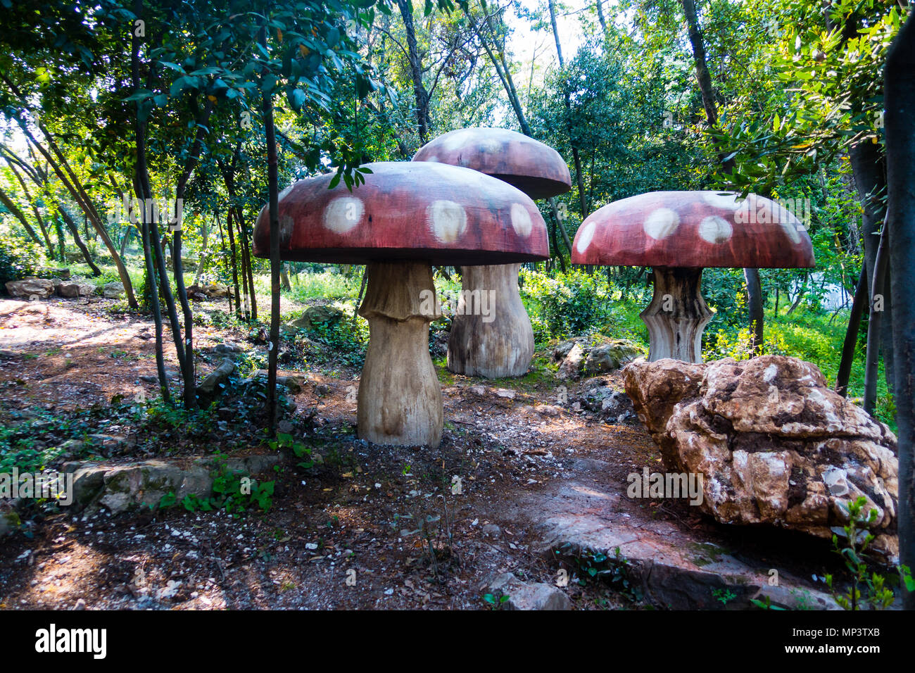 Champignons en bois rouge gigantesque sur une aire de jeux en bois Banque D'Images