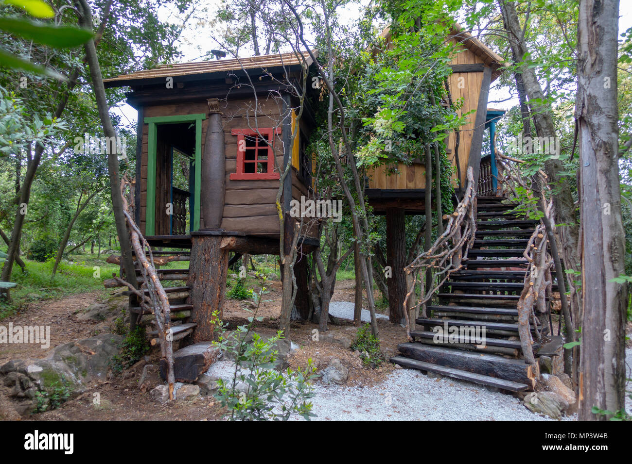 Maison de l'arbre fantastique pour les enfants, jouer à l'extérieur dans le jardin, cour arrière, trou de hobbit, fantaisie chambre sur les arbres Banque D'Images