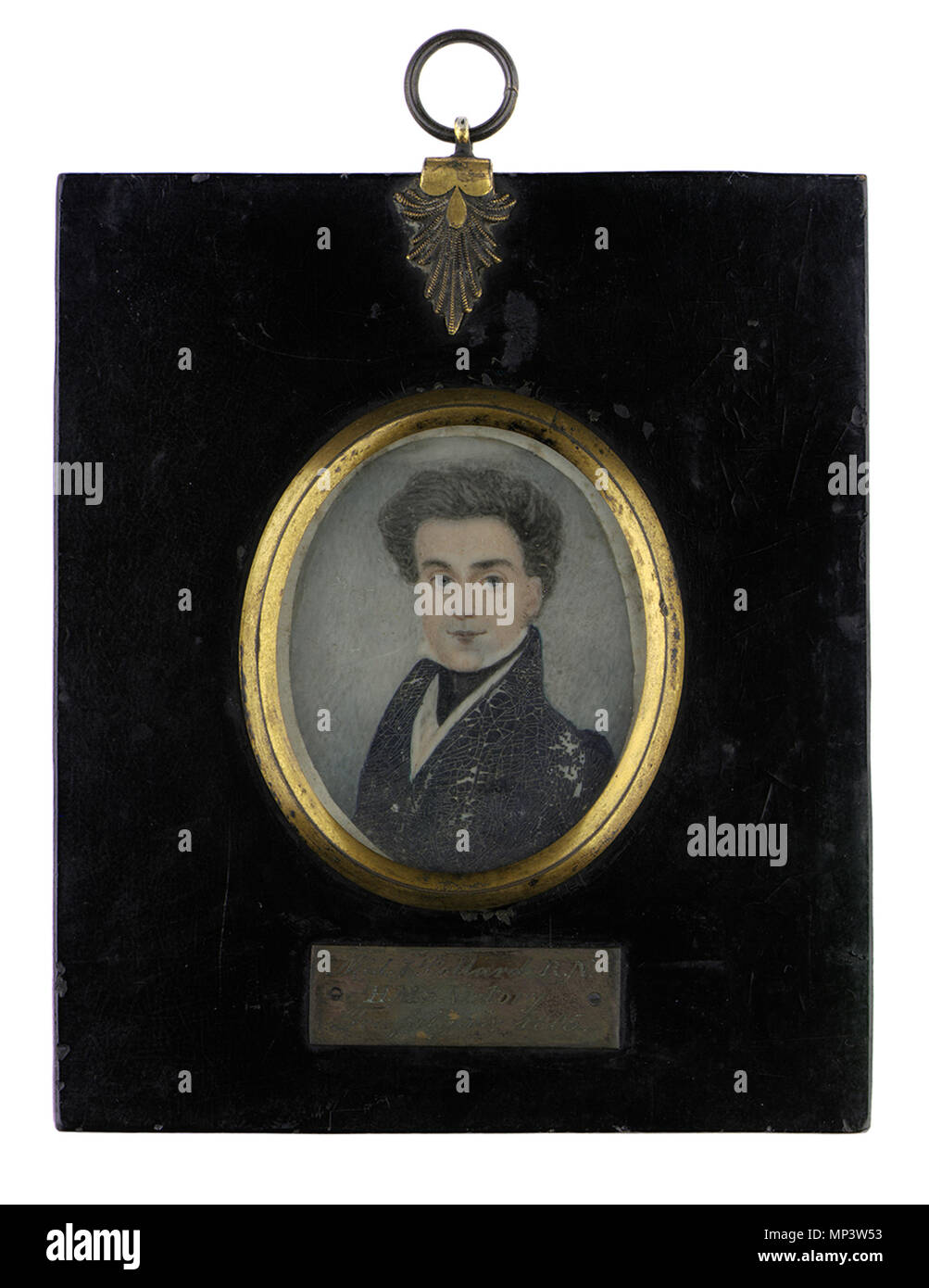 . Anglais : un jeune homme nommé aspirant de John Pollard, 1787-1868. Tête-et-épaules de miniature John Pollard, la moitié s'est tourné vers la droite du gardien mais face à l'avant, dans un manteau bleu (apparemment) pas uniforme, chemise blanche et noire stock. Il est exécuté à l'aquarelle et gomme arabique sur ivoire (probablement), et qu'il est contenu dans un ovale avec un châssis en métal doré laqué noir surround en bois rectangulaire muni d'un anneau de suspension. Une plaque en laiton sur l'avant du surround est gravé "id. J. Pollard R.N. / H.M.S. Victoire / Trafalgar 1805." L'élément de doute est fourni par la fa Banque D'Images