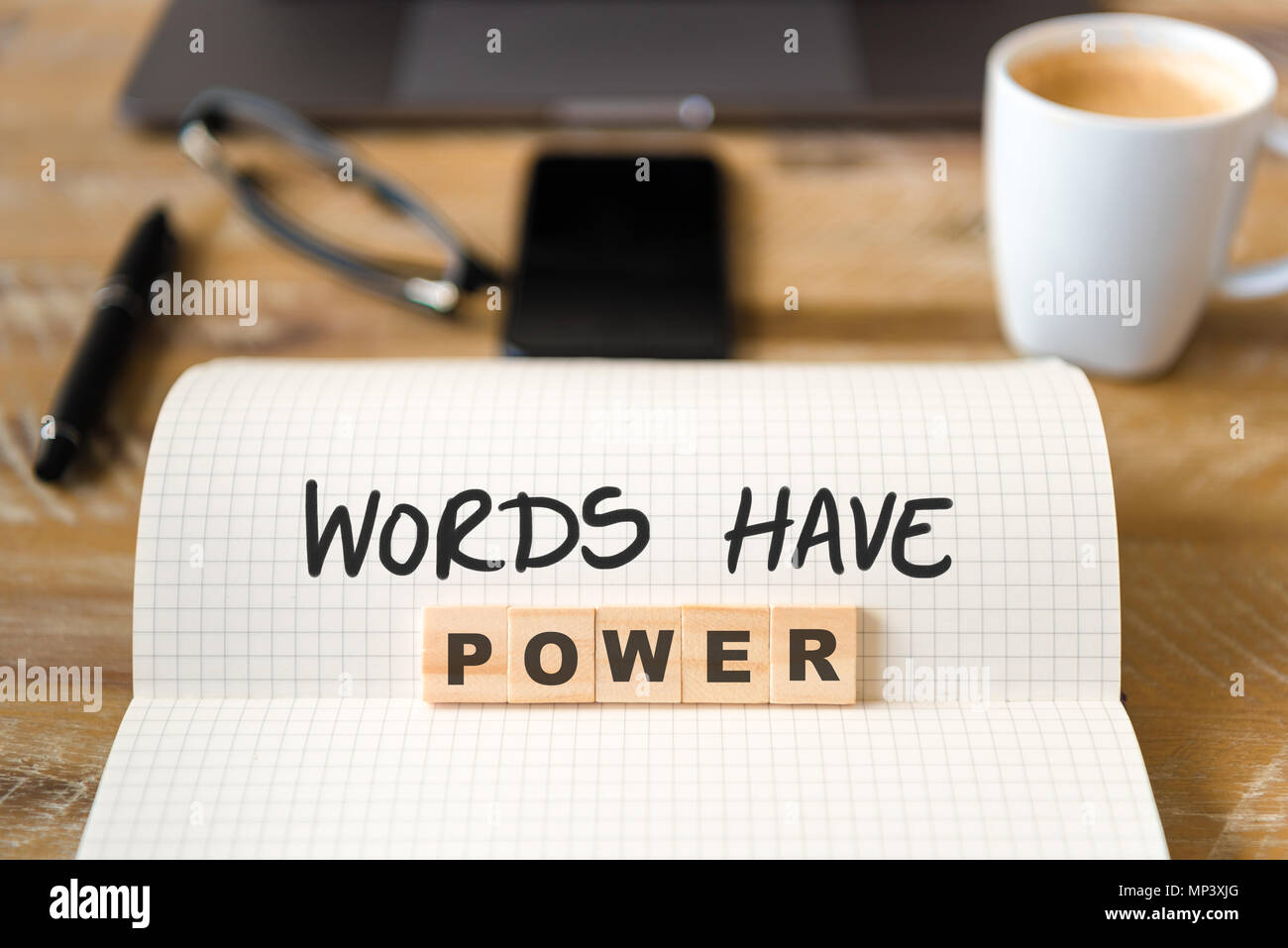 Gros plan sur ordinateur portable sur la table de bois, l'arrière-plan l'accent sur des pièces en bois avec des lettres formant des mots ont le pouvoir du texte. Banque D'Images